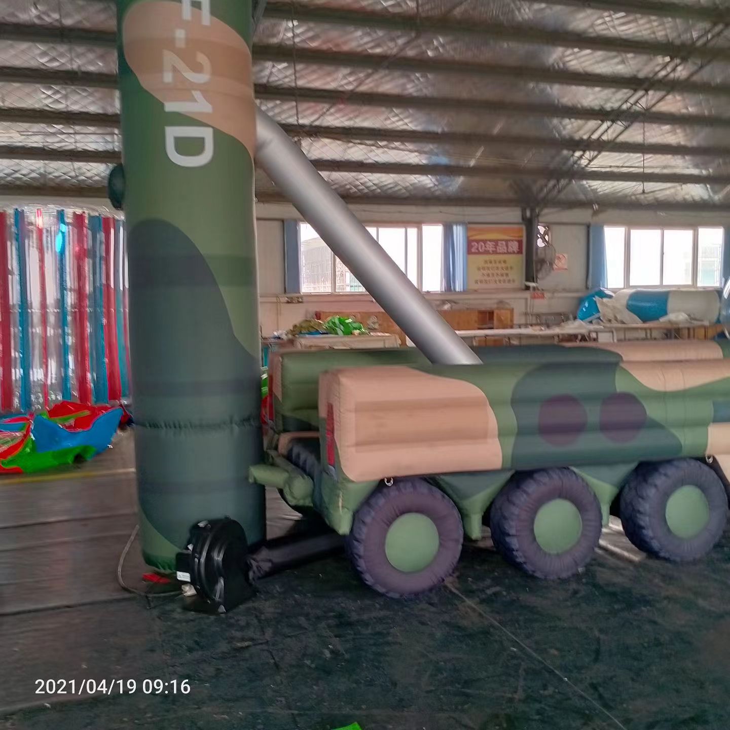 忻府军事演习中的充气目标车辆：模拟发射车雷达车坦克飞机